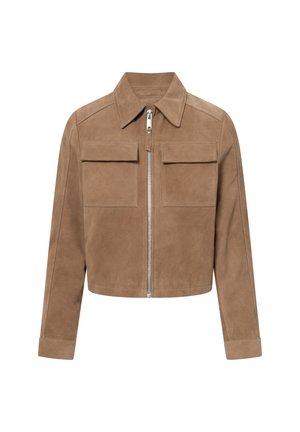 Giacca corta in suede marrone con maniche lunghe, chiusura frontale con zip, ampio colletto e due tasche a pattina sul petto.