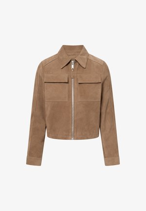 Veste en daim marron, courte avec manches longues, fermeture éclair à l'avant, grand col et deux poches poitrine à rabat.
