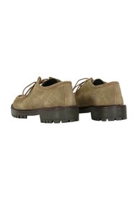 Scarpe in suede marrone con lacci, caratterizzate da una punta arrotondata e suole nere in gomma spessa con un design di battistrada robusto.