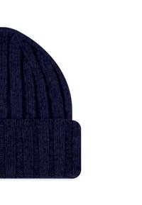 Marineblauwe gebreide muts met een geribbelde structuur, voorzien van een opgerolde rand en een aansluitende pasvorm. Het materiaal lijkt dik en warm, geschikt voor koud weer.