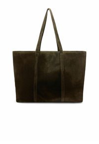 Olivengroene suède tote bag met twee lange handvatten, rechthoekige vorm en een gladde textuur. Geen zichtbare hardware of patronen.