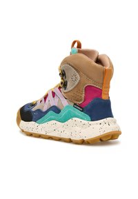 Stivale da trekking alto e colorato con pannelli beige, rosa, blu e turchese, suola bianca maculata, linguetta arancione e etichetta impermeabile sul lato.