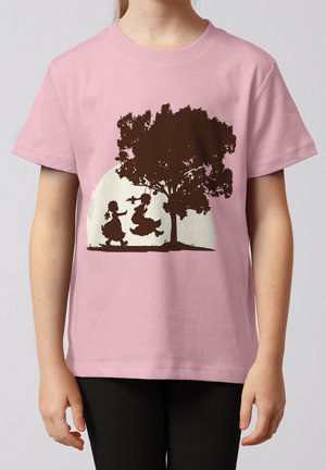 Kind met roze shirt met donkere silhouet van twee meisjes die op een schommel spelen, hangend aan een boom voor een bleke, ronde achtergrond.