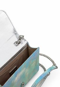 Bolso cruzado en cadena de material azul iridiscente con acentos plateados. El interior cuenta con un forro de tela beige y un bolsillo deslizante. Cierre a presión.