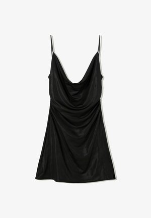 Rochie de satin neagră cu bretele subțiri, decolteu adânc în formă de cowl și bust drapat. Textură fină cu un luciu delicat, design până la genunchi.