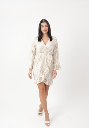 Wickelkleid aus leichtem Stoff mit floralem Goldmuster, langen Ärmeln, v-Ausschnitt und Rüschensaum. Verfügt über eine geraffte Taille für einen optimalen Sitz.
