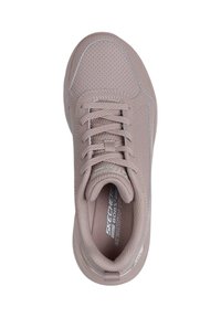 Sneaker di colore mauve chiaro con tomaia perforata, punta tonda e design con lacci. Presenta un colletto imbottito e un sottopiede in Memory Foam per il comfort.