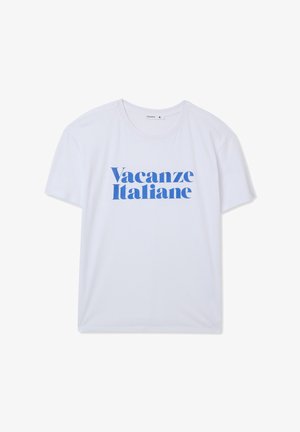 T-shirt in cotone bianco con la scritta "Vacanze Italiane" in caratteri evidenti blu. Maniche corte e scollatura tonda, texture liscia.