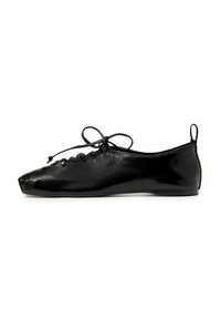 Ballerine in pelle nera con punta affusolata, dotate di un design con lacci e suola bassa e flessibile. Texture liscia con una finitura elegante.