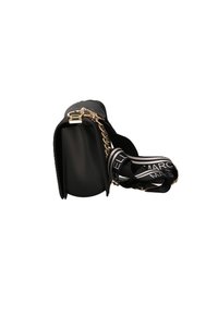 Borsa nera con design strutturato, caratterizzata da una texture rigata, hardware dorato e una tracolla decorata con il testo "Marc Jacobs".