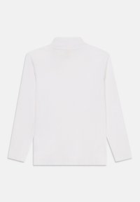 Langärmliger weißer Rollkragenpullover, gerippter Kragen und Bündchen, schlichte Rückansicht, glatte Stofftextur.