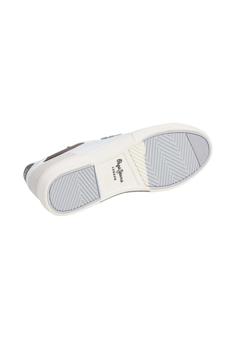 Semelle de basket blanche avec un motif en chevron. Présente une accent gris et un logo de marque. Texture lisse avec des indicateurs de durabilité.