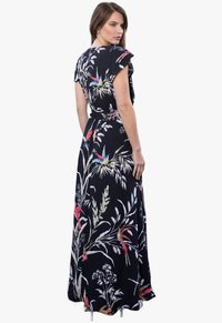 Maxi-Kleid aus schwarzem Stoff mit floralem Druck und bunten Vögeln. Kurze, schwingende Ärmel und taillierte Taille mit einem fließenden Rock.