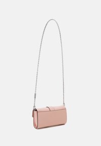 Borsa a spalla in pelle rosa con una texture liscia, forma cilindrica e tracolla in catena argentata. Presenta un pattina pieghevole e un design minimalista.