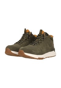 Höga sneakers i olivgrön mocka, med svarta och vita snören, gummisula och bruna accenter. Har texturerade paneler och logotyp.