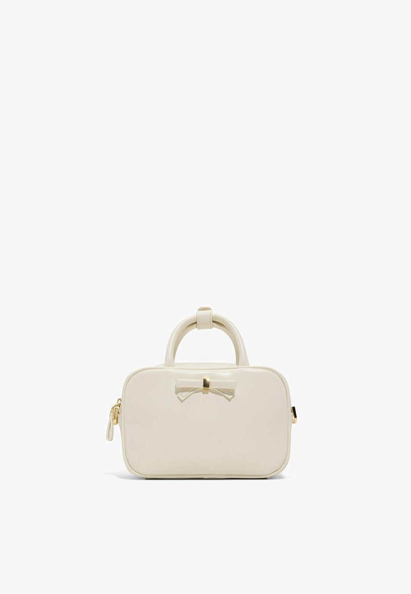Hvid patentlæder håndtaske med en sløjfeaccent, guldhardware, struktureret form, kort håndtag og lynlåslukning på siden.