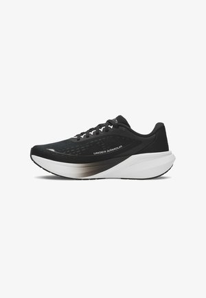 Scarpa da corsa Under Armour bianca e nera con suola ammortizzata, tomaia in mesh, lacci e nome del marchio sul lato e sulla linguetta.