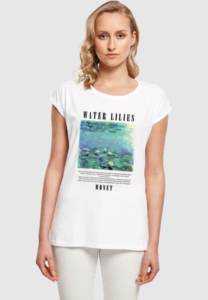Hvit bomull t-skjorte med "Vannliljer" kunstverk av Monet, med svart tekst og et livlig grønt og blått maleri. Korte ermer.