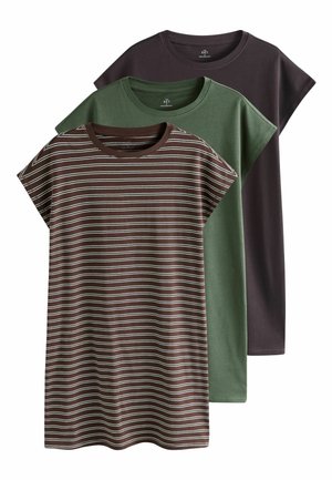 Tre vestiti a maniche corte con scollo tondo: uno marrone con righe bianche, uno verde oliva tinta unita e uno marrone scuro tinta unita, sovrapposti su sfondo bianco.