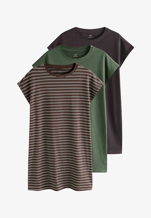 Tre kjoler med korte ærmer og rund hals; den ene i brun med hvide striber, den anden ensfarvet olivengrøn, og den tredje ensfarvet mørkebrun, lagdelt på en hvid baggrund.