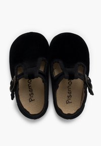 Scarpe di velluto nero con una forma arrotondata, caratterizzate da una fibbia argentata su una cinghia e un interno morbido e testurizzato. Nome del marchio visibile sulla soletta.