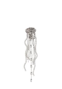 Srebrna ozdoba do włosów zaprojektowana tak, aby przypominać meduzę, z opadającymi pasmami cyrkonii i wydłużonymi akcentami z koralików.