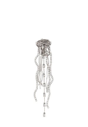 Accesorio para el cabello de plata diseñado para parecer una medusa, con hilos colgantes de cristales y acentos alargados de cuentas.