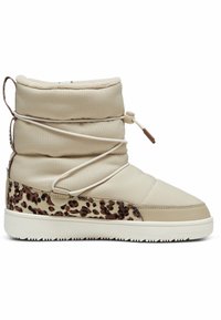 Bottine beige matelassée avec accent imprimé léopard. Caractérisée par un bout rond, une fermeture à lacets et un tissu texturé. Semelle plate en caoutchouc.