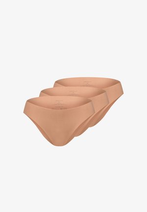 Drei nahtlose, hautfarbene Hipster-Slips für Damen, nebeneinander aufgereiht vor weißem Hintergrund.