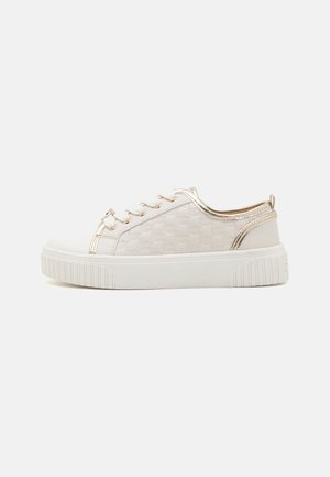 Tenis alb cu un model texturat, accente aurii și o talpă groasă albă. Prezintă șireturi rotunde și un design cu tăietură joasă pentru o purtare ușoară.