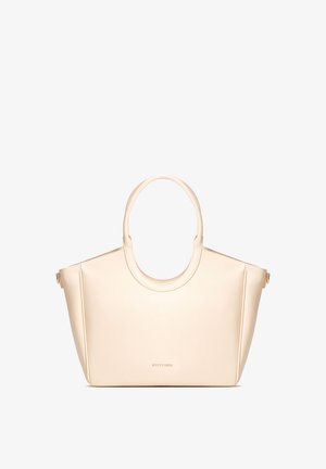 Béžová kožená kabelka s kulatými držadly, prostorným lichoběžníkovým tvarem a decentním logem značky umístěným uprostřed blízko spodní části.