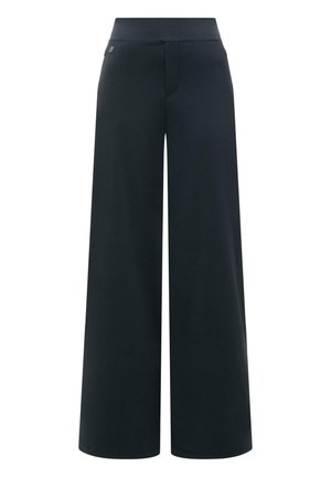 Czarne spodnie o szerokich nogawkach z wysokim stanem i gładkim przodem, z małym metalowym logo w kształcie koła po lewej stronie przy pasie.