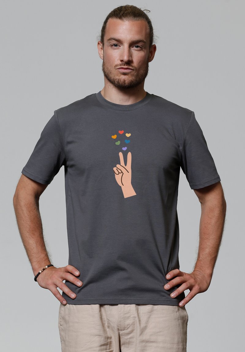 Grijze katoenen t-shirt met een geprinte handgebaar en kleurrijke harten erboven, ronde halslijn en korte mouwen.