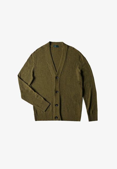 Olijfgroen vest met een V-hals, lange mouwen en zes zwarte knopen, plat weergegeven tegen een witte achtergrond.