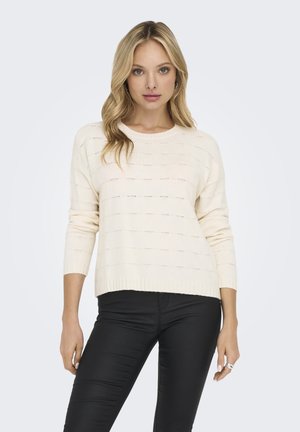 Cremfarbener gestrickter Pullover mit 3/4-Ärmeln, ausgestattet mit einem horizontalen Streifenmuster und geripptem Saum. Kombiniert mit schwarzen, taillierten Hosen.
