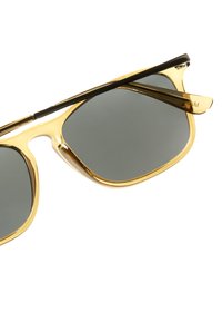 Naočale zlatne boje s tamnosivim staklima, uz elegantan dizajn okvira i crnim akcentima na drškama. Polirana završna obrada s zaobljenim rubovima.