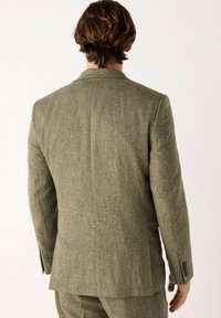 Olivgrüne Leinen-Sakko mit glatter Textur, klassischen Reverskragen und einem Schlitz hinten. Knopfmanschetten sorgen für Details.