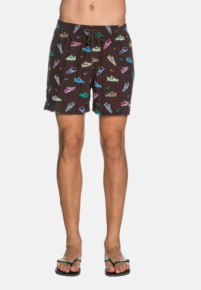 Pantaloni da nuoto con sfondo marrone e grafiche di sneaker colorate. Vita elasticizzata con coulisse, lunghezza sopra il ginocchio, tessuto leggero.