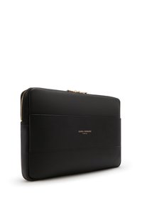 Portadocumenti in pelle nera con finitura texture, zip dorata e logo in rilievo. Forma rettangolare con un design minimalista e texture liscia.