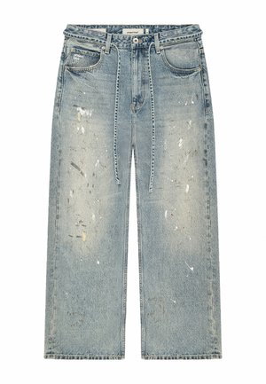 Hellblaue Jeans mit weitem Bein, versehen mit Farbspritzern, Vordertaschen, Gürtelschlaufen, Knopfverschluss und einem Stoffkordelzug in der Taille.