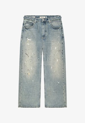 Hellblaue Jeans mit weitem Bein, versehen mit Farbspritzern, Vordertaschen, Gürtelschlaufen, Knopfverschluss und einem Stoffkordelzug in der Taille.