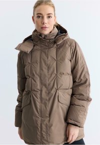 Braune Steppjacke mit gestepptem Design, hohem Kragen, verstellbare Kapuze und zwei Fronttaschen. Glatte Textur mit Logo-Detail an der Seite.