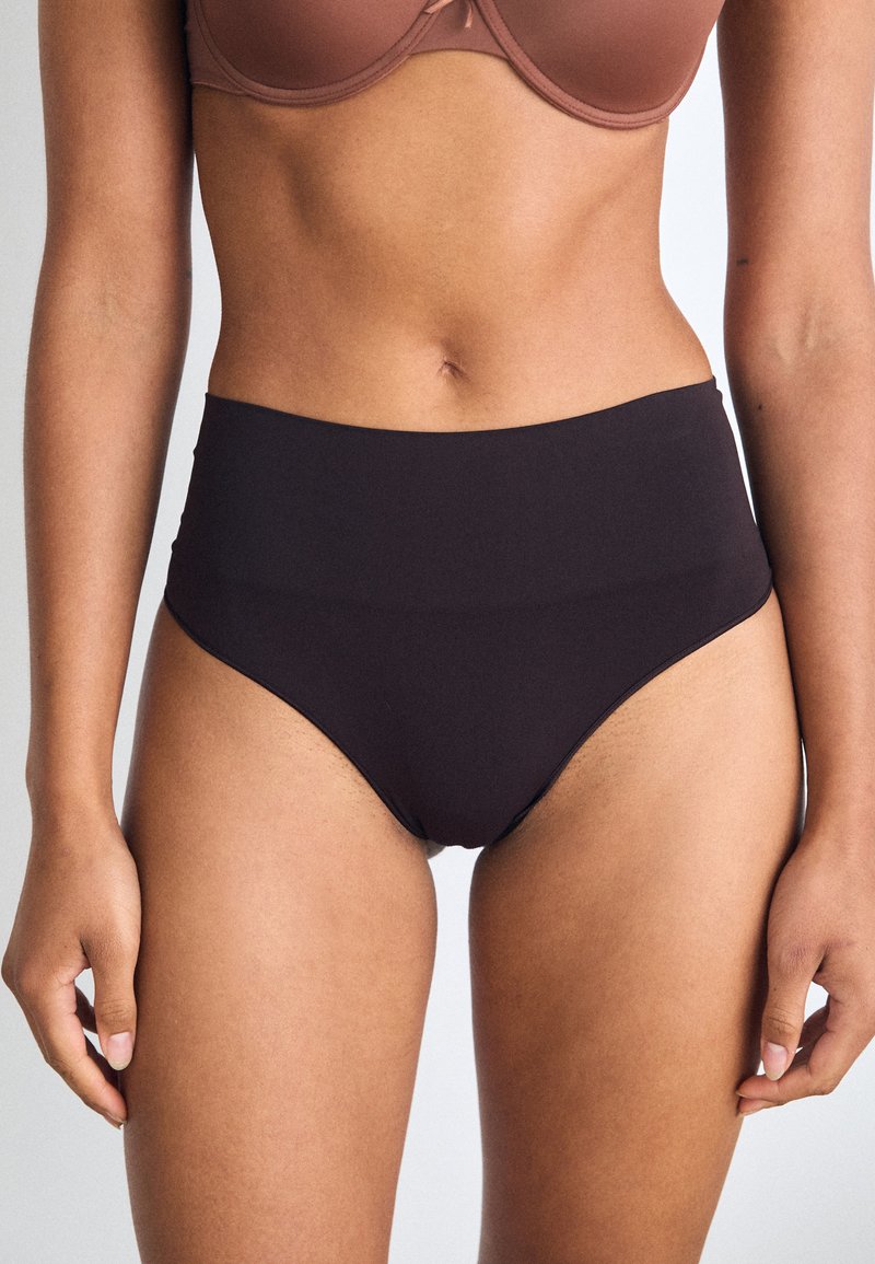 Spanx SPANXSHAPE™ EXTRAORDINARY THONG - Stringid - truffle brown