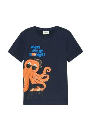 T-shirt bleu marine pour enfants avec une pieuvre orange portant des lunettes de soleil et tenant un coffre au trésor, texte « Où sont mes friandises ? » en bleu.