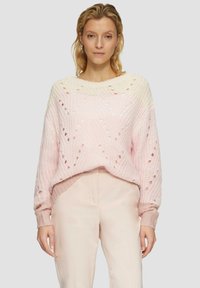 Sweater en tricot rose avec un motif en maille ouverte, encolure ras du cou et manches longues. Le tissu présente un dégradé allant du rose clair au rose foncé.