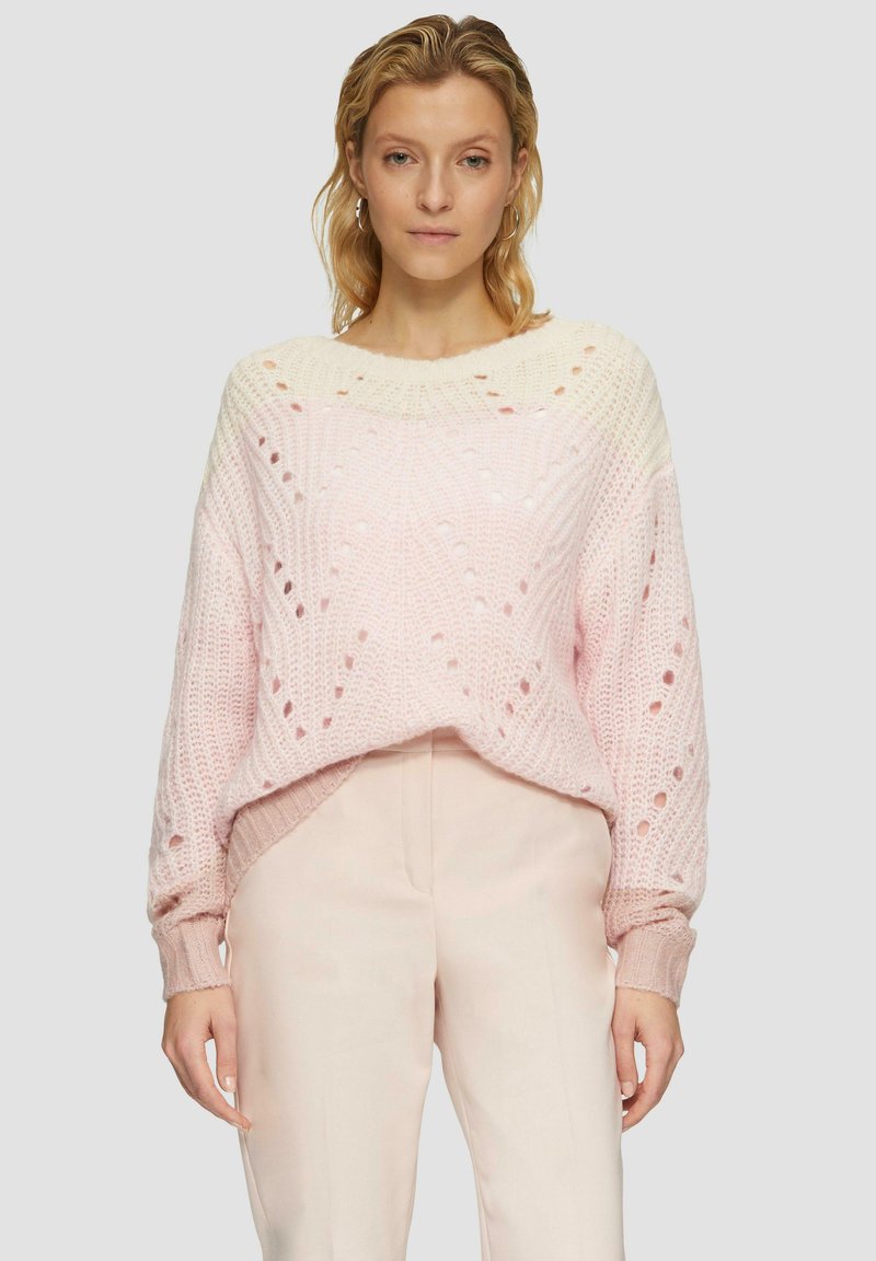 Sweater en tricot rose avec un motif en maille ouverte, encolure ras du cou et manches longues. Le tissu présente un dégradé allant du rose clair au rose foncé.