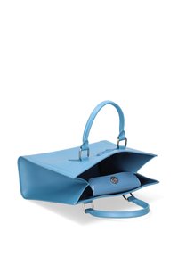 Borsa a mano in pelle azzurra con design strutturato, apertura superiore e due manici. Include un compartimento con una pochette blu all'interno.