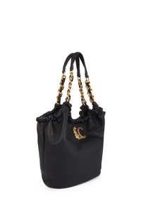 Bolso de mano de cuero negro con parte superior fruncida, asas de cadena dorada y acento decorativo de logo dorado en el lateral. Textura suave, forma blanda.
