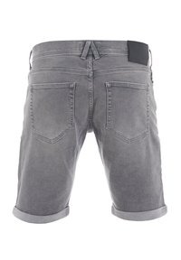 Pantalones cortos de mezclilla gris con dobladillo enrollado, dos bolsillos traseros y un parche de cuero negro en la cintura. Diseño clásico de cinco bolsillos.