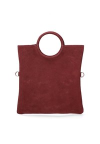 Borsa a tote in suede borgogna con manico rotondo superiore, forma piatta e accenti in metallo laterali. Superficie texture con dettagli di design minimi.